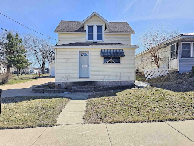 bungalow-style home featuring a front lawn