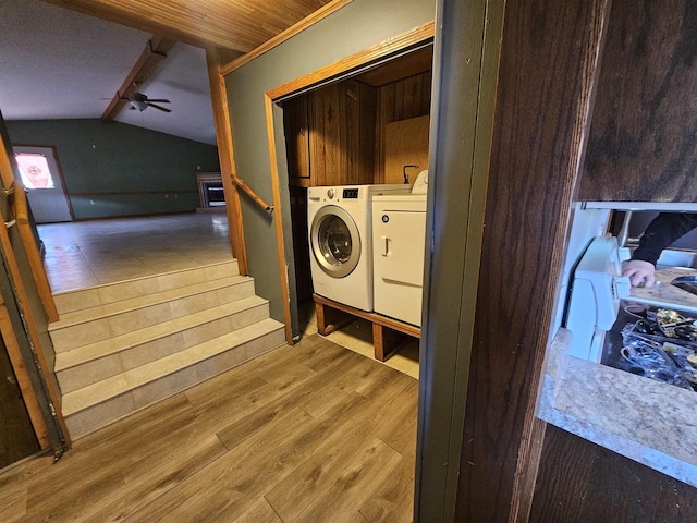 laundry room featuring ceiling fan, cabinets, light hardwood / wood-style floors, and independent washer and dryer