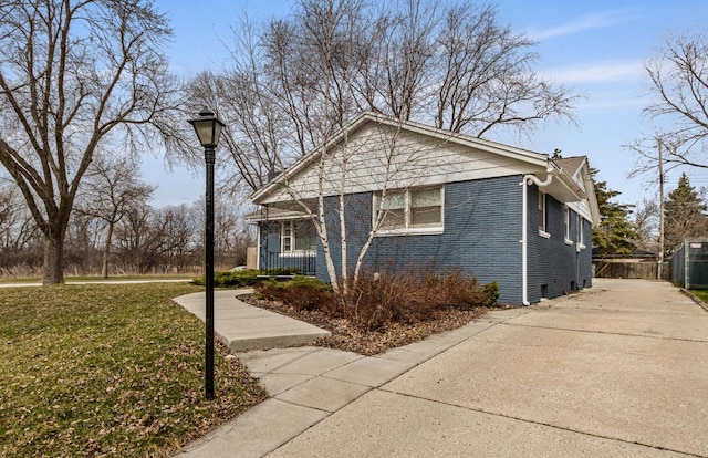 view of front of property with a front yard