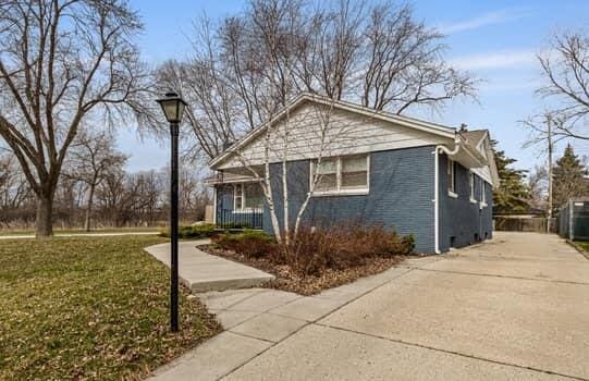 exterior space with a front yard