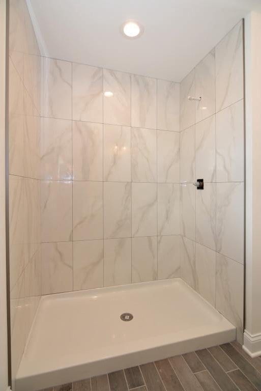 bathroom featuring tiled shower