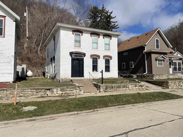 view of front of property featuring a front yard