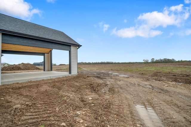 view of yard featuring a rural view