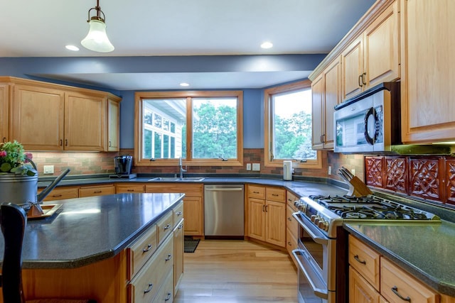 3310 Saracen Way, Verona, WI 53593 - kitchen with stainless steel appliances, light wood finished floors, decorative backsplash, recessed lighting, and pendant lighting