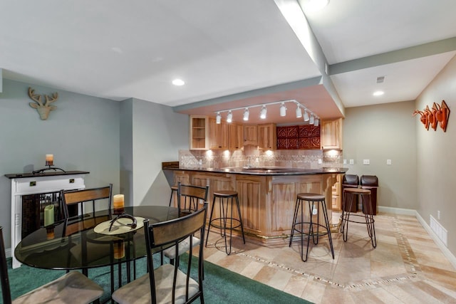 3310 Saracen Way, Verona, WI 53593 - kitchen featuring backsplash, a kitchen bar, dark countertops, a peninsula, and open shelves