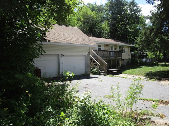 view of front facade with a garage