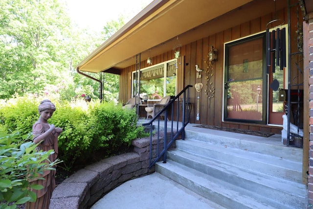 property entrance featuring a porch