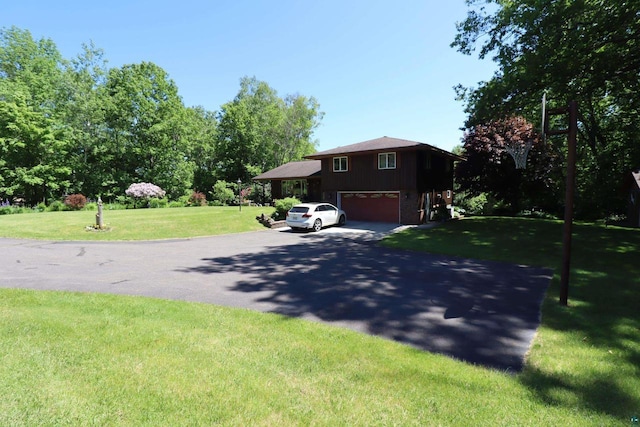 view of front of home featuring a front lawn and a garage