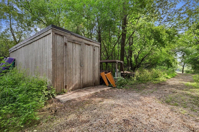 view of yard with a shed