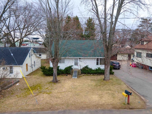 view of front of property featuring driveway