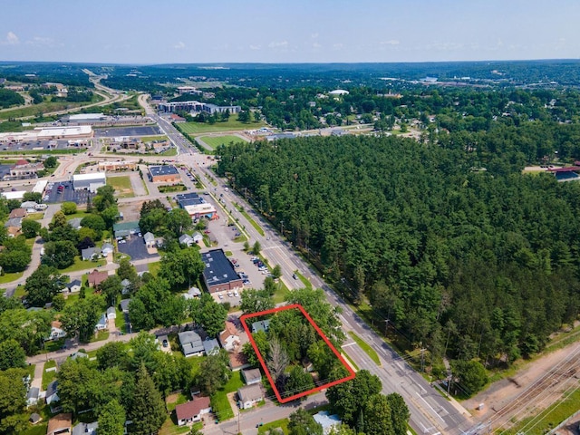 birds eye view of property featuring a forest view