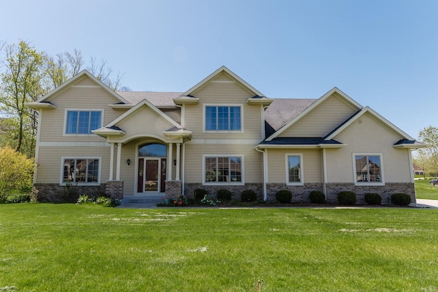 craftsman inspired home featuring a front yard