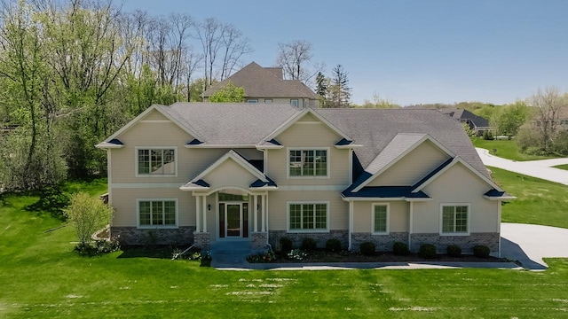 view of front of property featuring a front lawn