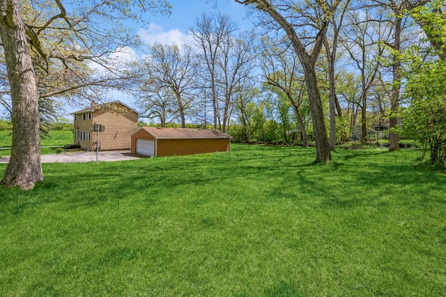 view of yard featuring an outdoor structure and a garage