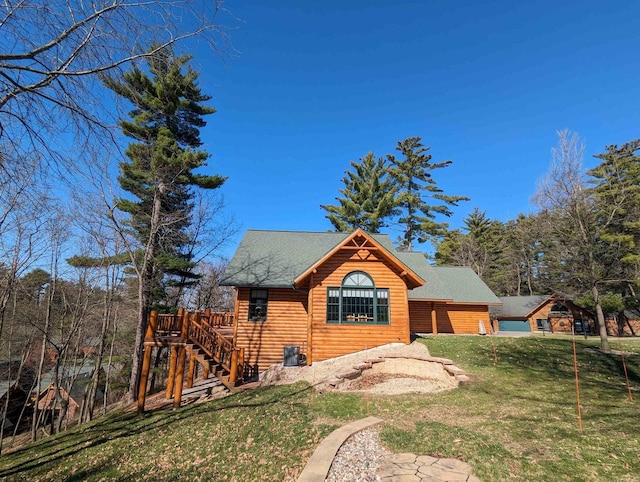 view of front of property featuring a front lawn