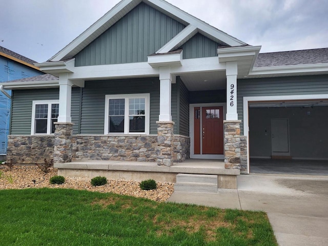 view of front of house featuring a front yard and a garage