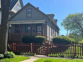 view of front of property featuring a porch