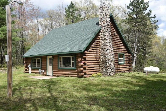 view of front of property with a front lawn