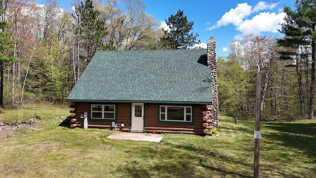 log cabin featuring a front yard