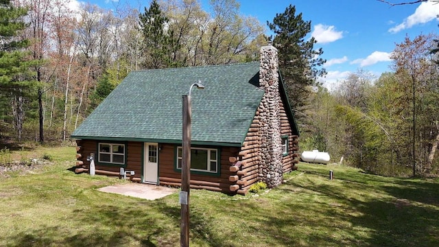 log home featuring a front lawn