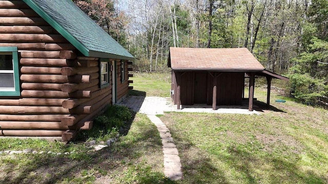 view of yard with an outdoor structure