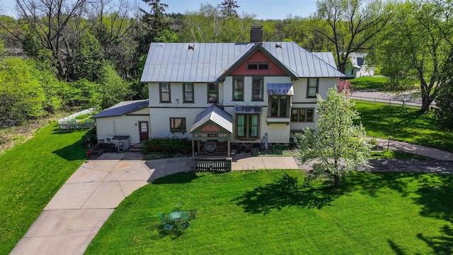 view of front of house featuring a front yard