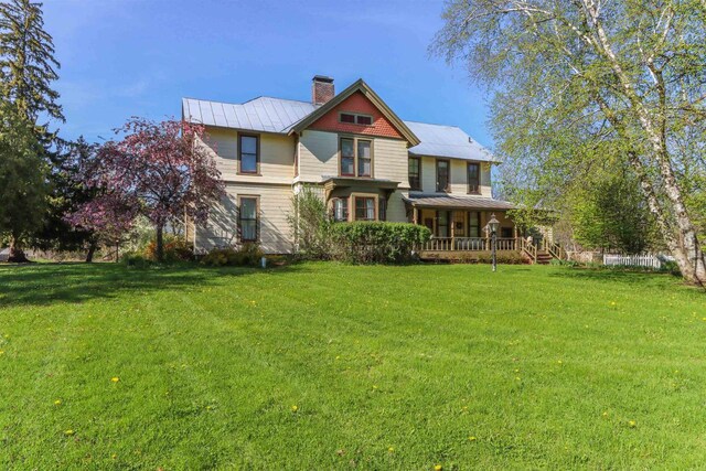 view of front facade featuring a front lawn