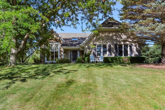 view of front facade featuring a front yard