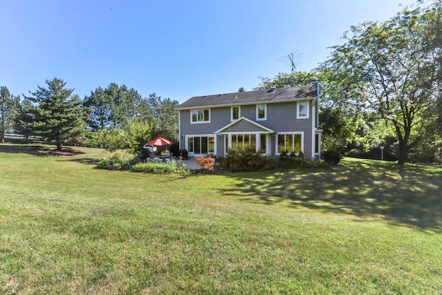 view of front of property featuring a front lawn