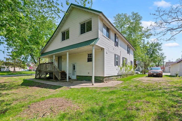 back of house featuring a lawn