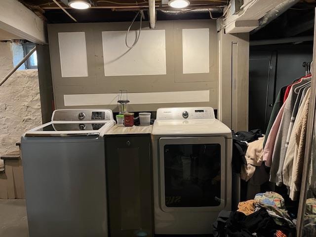 clothes washing area featuring washing machine and clothes dryer