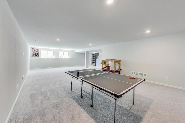 recreation room with carpet