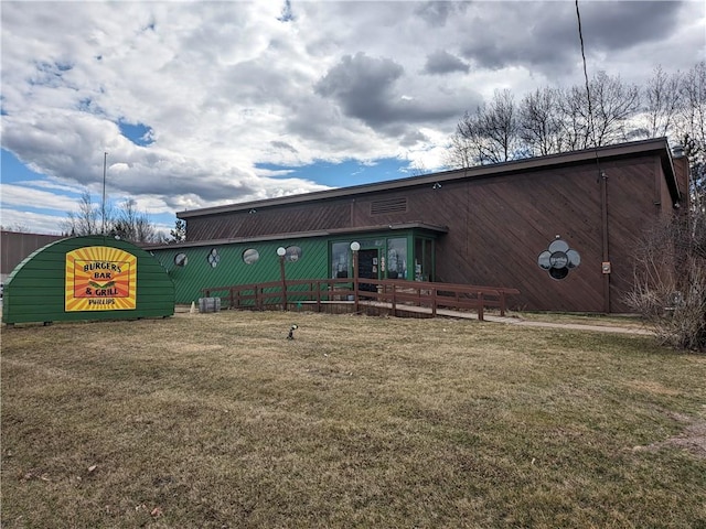 back of house featuring a lawn