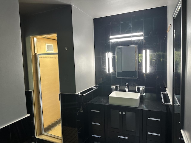 1608 N Rapids Rd, Manitowoc, WI 54220 - full bath with vanity and backsplash