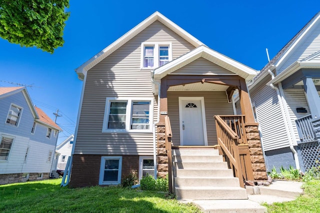 view of front facade with a front yard