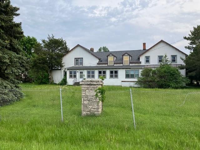 view of front of property with a front lawn