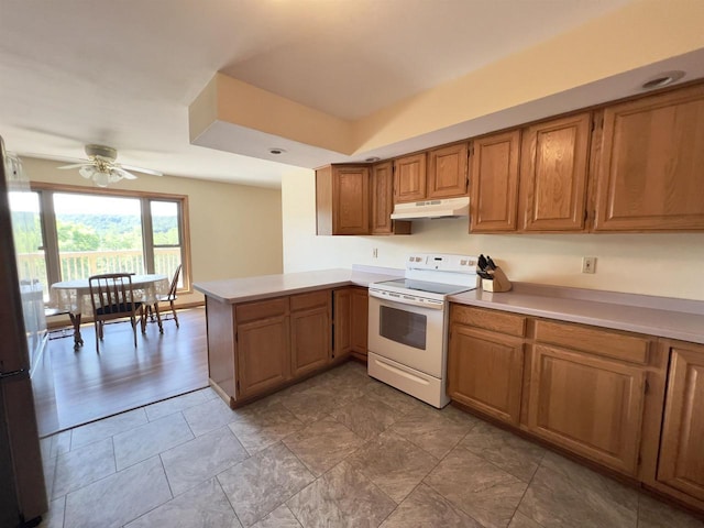 kitchen with ceiling fan, electric stove, kitchen peninsula, and stainless steel refrigerator