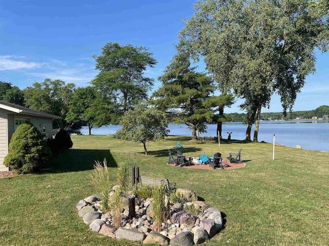 view of yard featuring a water view