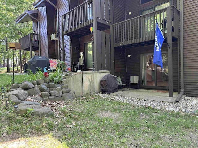 view of yard featuring a balcony