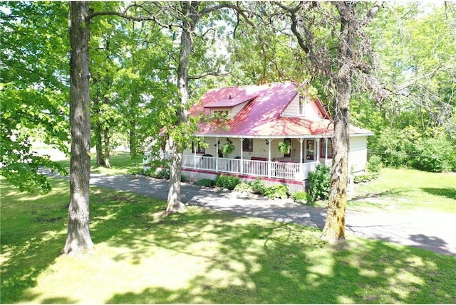 view of front facade featuring a porch and a front yard