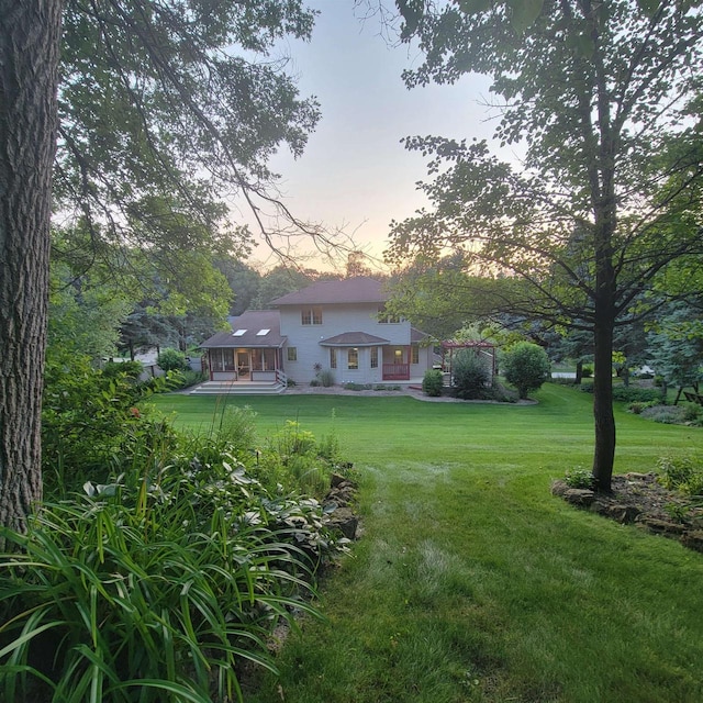 view of yard at dusk