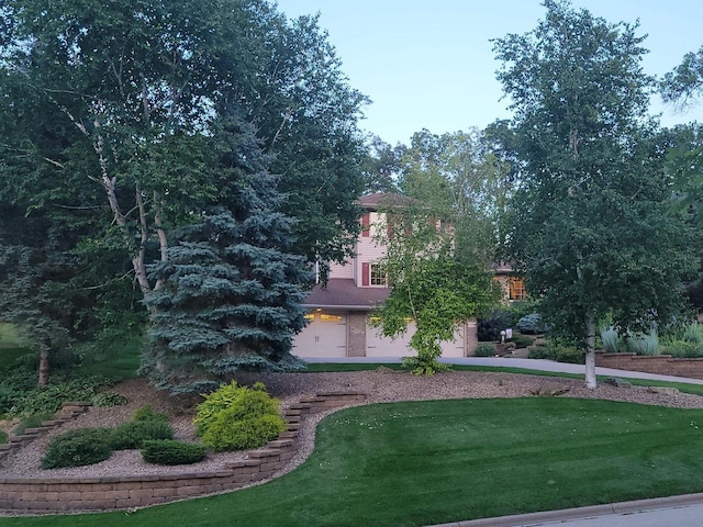 view of front facade featuring a front yard