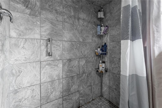 room details featuring a shower with curtain