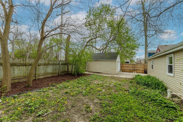 view of yard featuring an outdoor structure