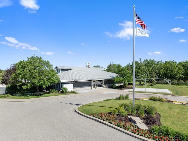 view of front of property with a front lawn