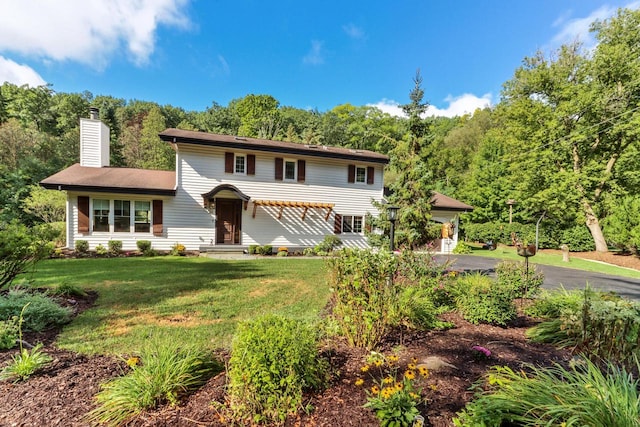 view of front of house featuring a front yard