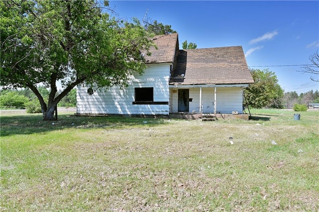 view of front facade with a front lawn