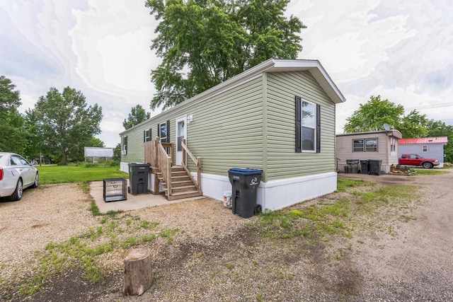 view of front of property featuring a front yard