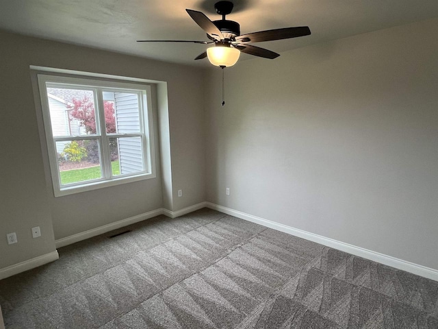 carpeted empty room featuring ceiling fan