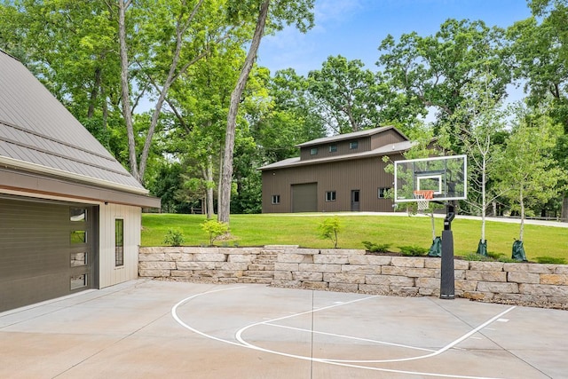 view of sport court featuring a yard